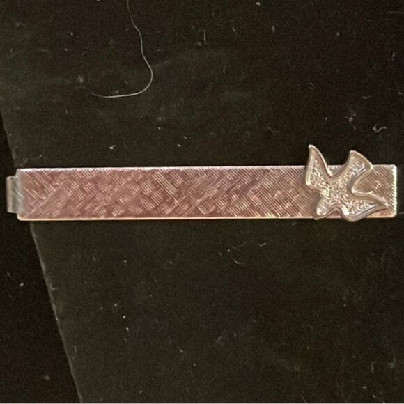 LIKE NEW silver tone diamond etched rectangular tie bar/tie clip w/3D dove - Picture 1 of 13